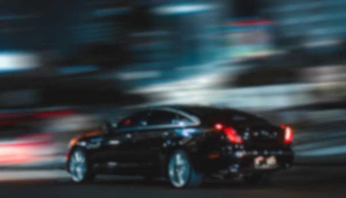 Carro em movimento à noite
